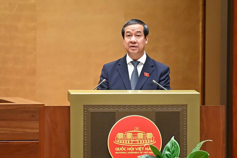 Školné je pro studenty veřejných škol v celé zemi oficiálně osvobozeno od školního roku 2025-2026 - Foto 1. Chính thức miễn học phí cho học sinh công lập cả nước từ năm học 2025-2026- Ảnh 1.