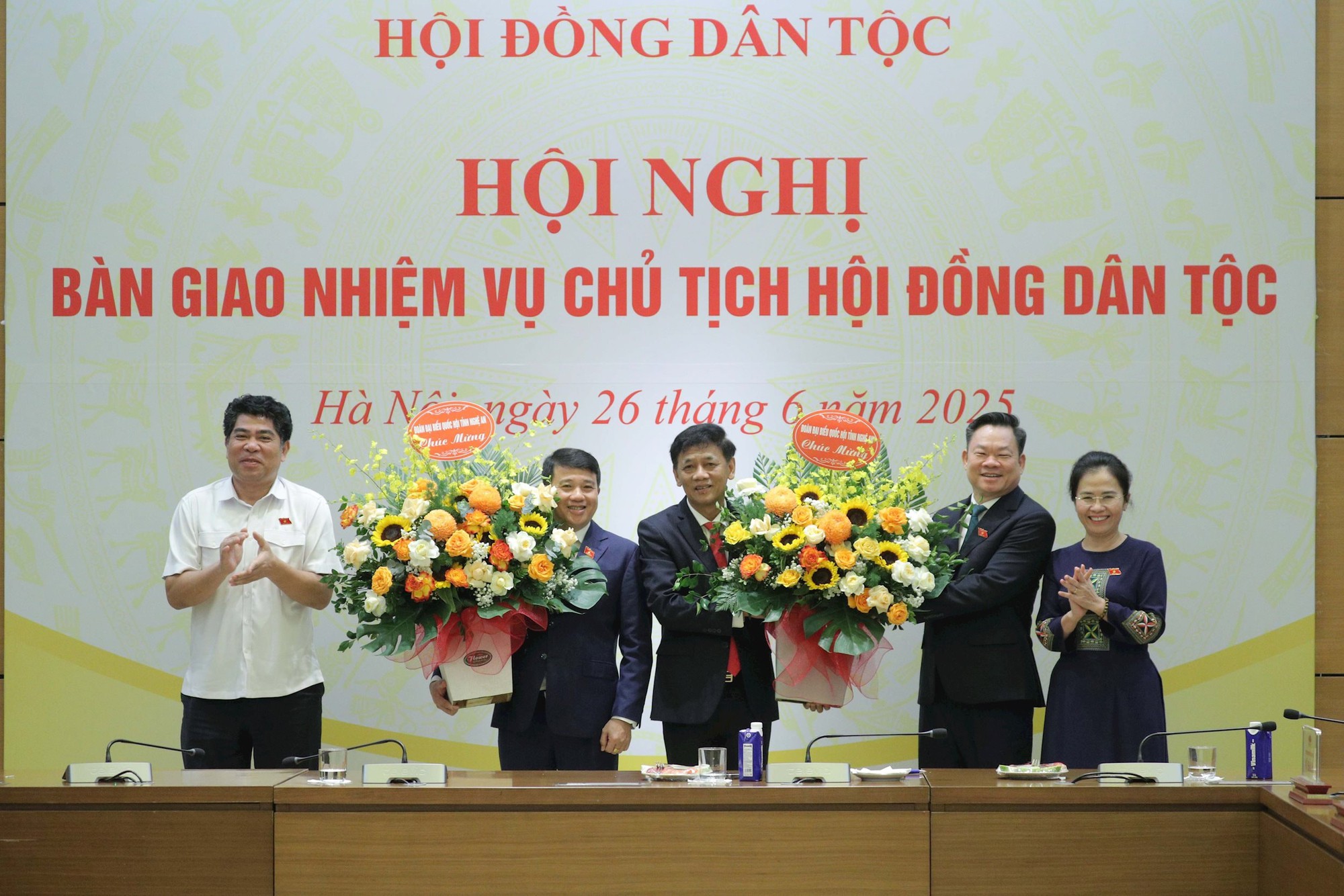 2 Ủy viên Trung ương được bầu giữ chức vụ mới- Ảnh 7. 2 Ủy viên Trung ương được bầu giữ chức vụ mới- Ảnh 7.