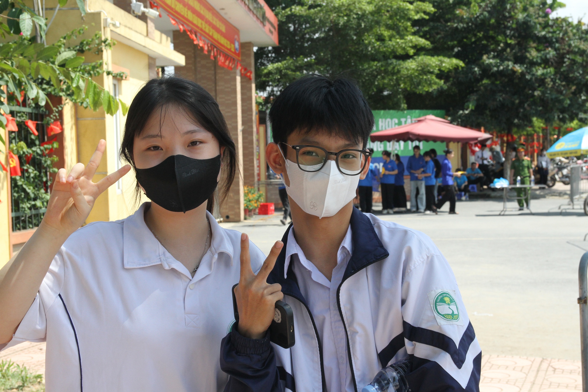 Ujian Kelulusan Sekolah Menengah Atas 2025: Peserta bersemangat menghadapi ujian Sastra dengan peristiwa terkini yang kuat - Foto 3. Thi tốt nghiệp THPT 2025: Thí sinh hào hứng với đề Ngữ văn đậm tính thời sự- Ảnh 3.