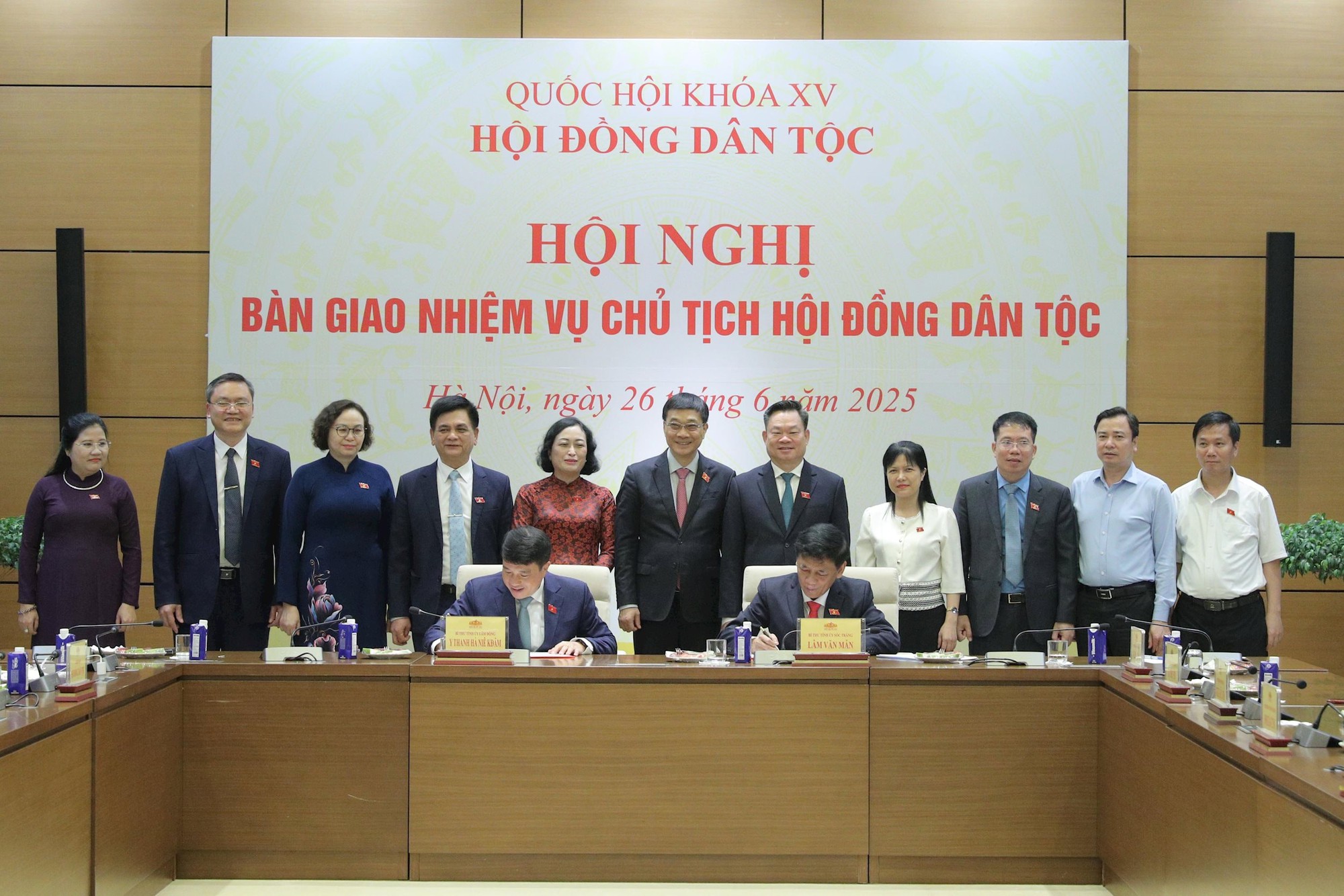 2 Ủy viên Trung ương được bầu giữ chức vụ mới- Ảnh 10. 2 Ủy viên Trung ương được bầu giữ chức vụ mới- Ảnh 10.