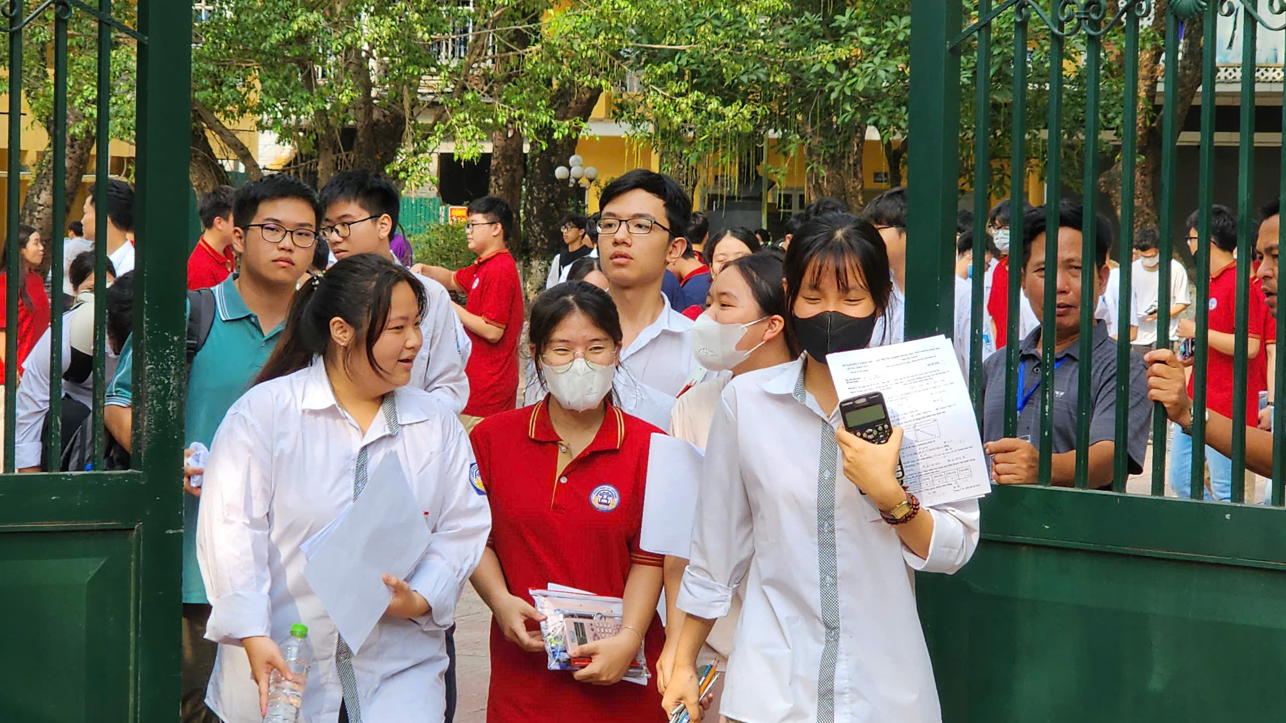 ہائی اسکول گریجویشن امتحان 2025: ریاضی کے سوالات مختلف ہوتے ہیں، جس سے امیدواروں کے لیے اعلیٰ اسکور حاصل کرنا مشکل ہو جاتا ہے - تصویر 1۔ Thi tốt nghiệp THPT 2025: Đề Toán có tính phân hóa, thí sinh khó đạt điểm cao- Ảnh 1.