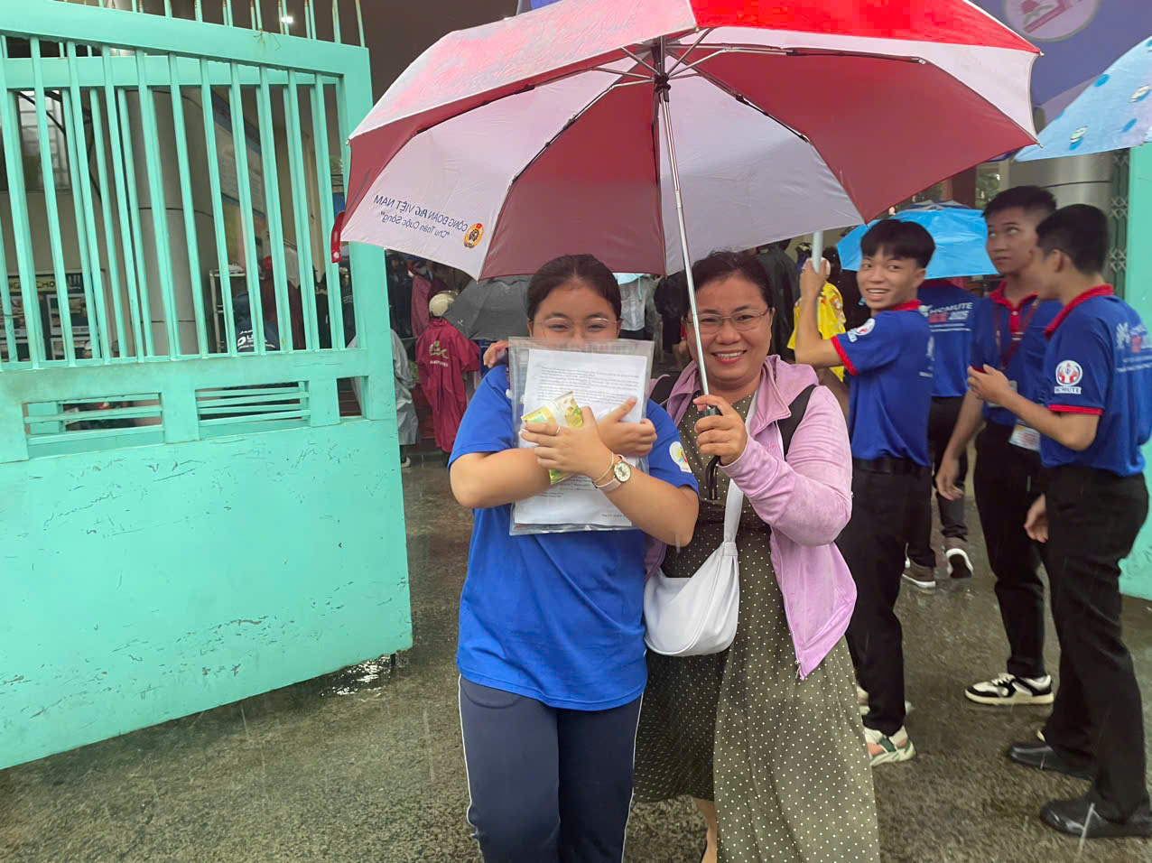 ہائی اسکول گریجویشن امتحان 2025: ریاضی کے سوالات مختلف ہوتے ہیں، جس سے امیدواروں کے لیے اعلیٰ اسکور حاصل کرنا مشکل ہو جاتا ہے - تصویر 2۔ Thi tốt nghiệp THPT 2025: Đề Toán có tính phân hóa, thí sinh khó đạt điểm cao- Ảnh 2.