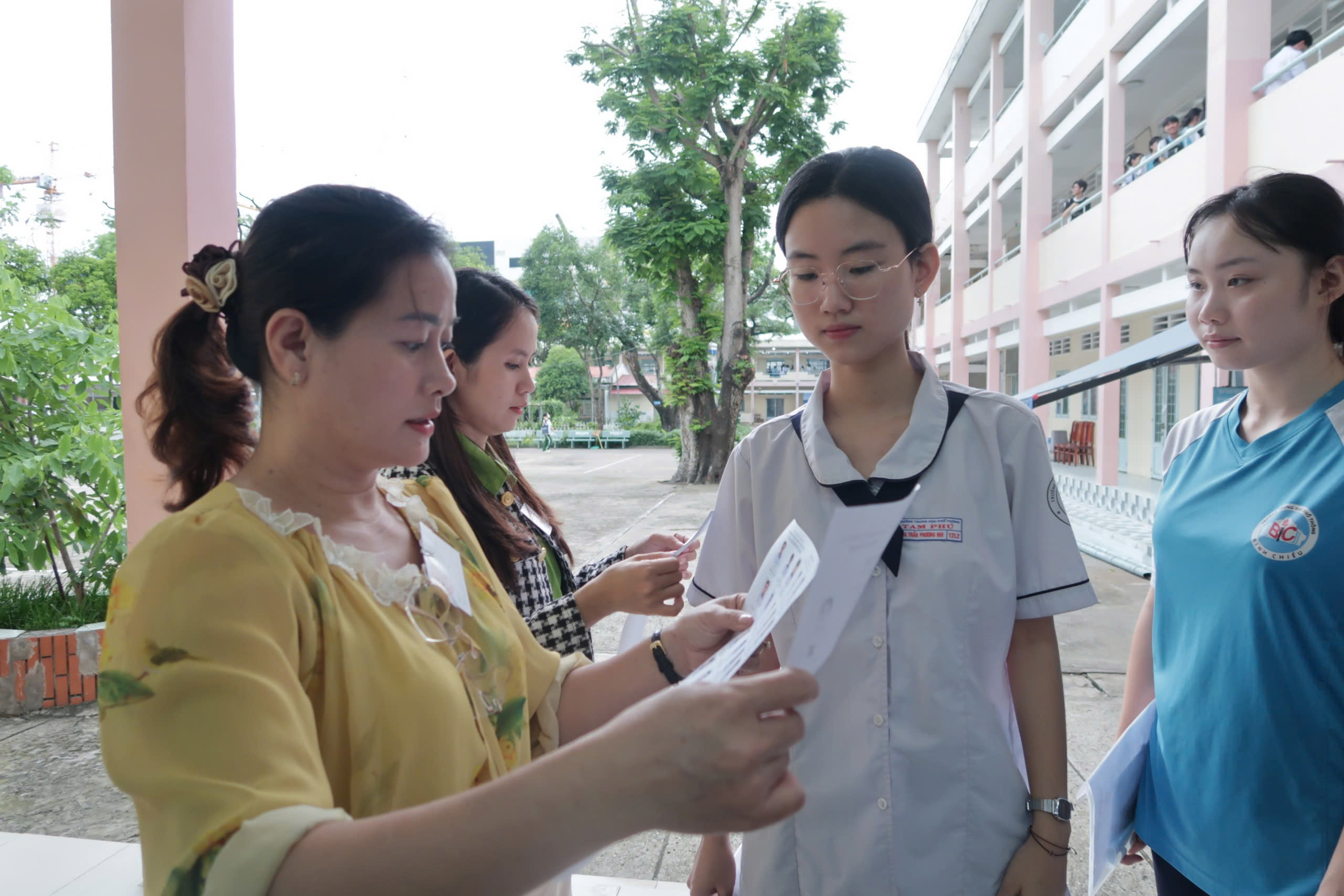 Điểm sáng trong đề thi môn Ngữ văn: "Vùng trời quê hương nào cũng là bầu trời Tổ quốc"- Ảnh 1. Điểm sáng trong đề thi môn Ngữ văn: "Vùng trời quê hương nào cũng là bầu trời Tổ quốc"- Ảnh 1.