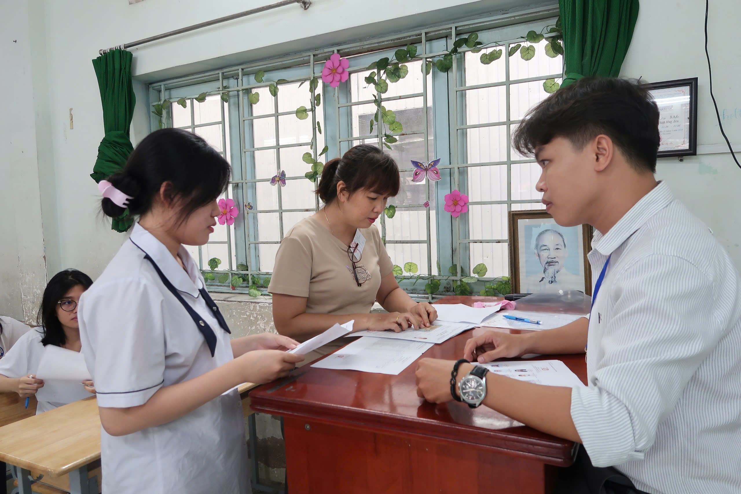 Điểm sáng trong đề thi môn Ngữ văn: "Vùng trời quê hương nào cũng là bầu trời Tổ quốc"- Ảnh 2. Điểm sáng trong đề thi môn Ngữ văn: "Vùng trời quê hương nào cũng là bầu trời Tổ quốc"- Ảnh 2.