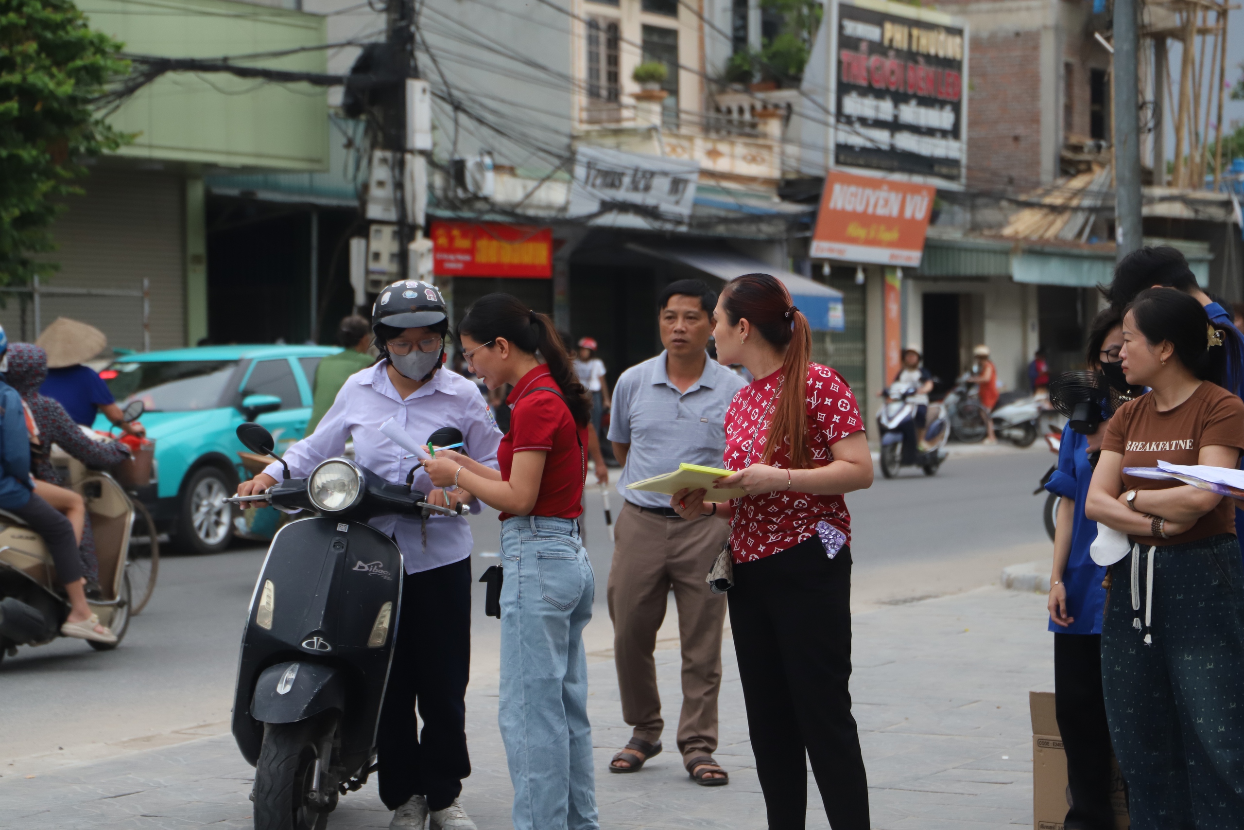 Absensi, Bobol Kunci Demi Ambil Kartu Tanda Penduduk: Kisah Tak Terungkap tentang Dedikasi Guru di Musim Ujian Kelulusan - Foto 2. Điểm danh từng em, phá khóa lấy CCCD: Chuyện chưa kể về sự tận tâm của thầy cô trong mùa thi tốt nghiệp- Ảnh 2.