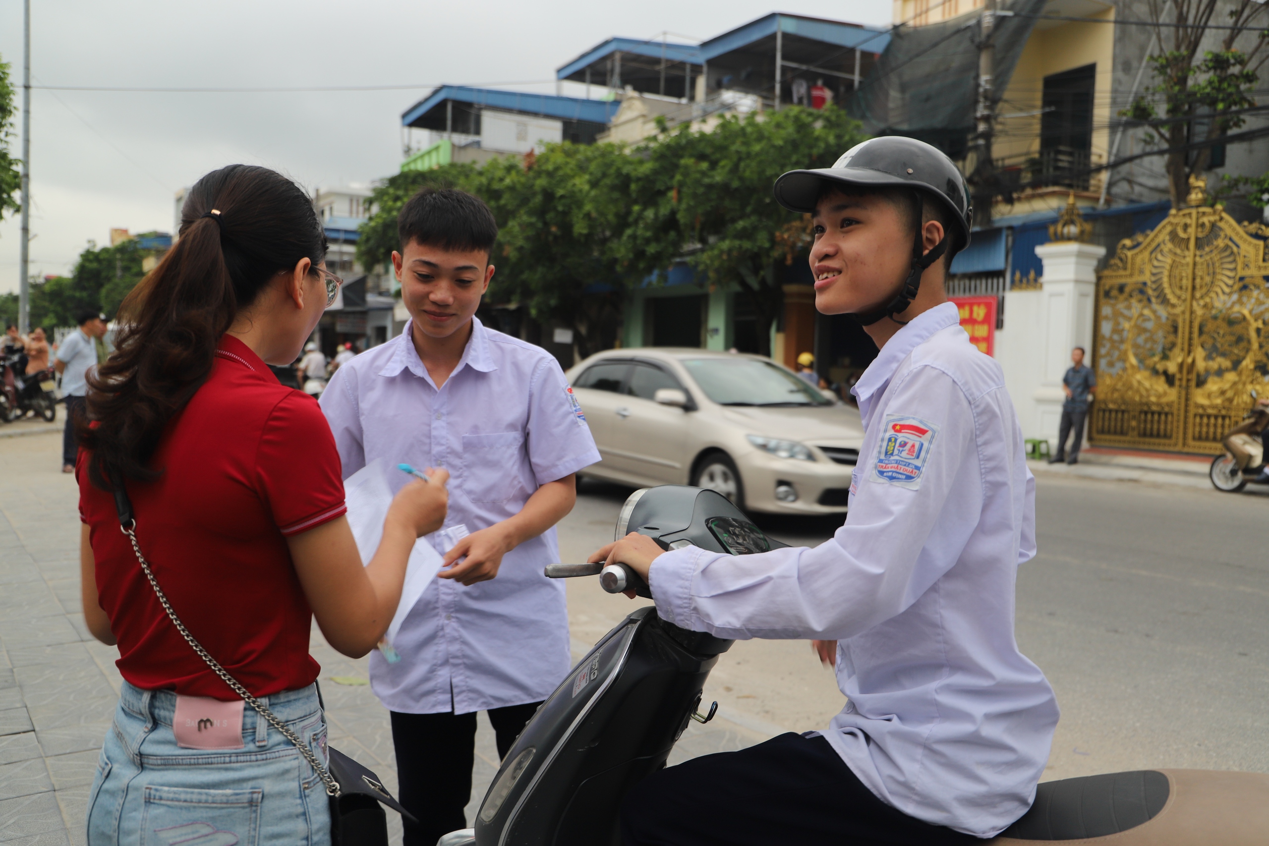 Absensi, Bobol Kunci Demi Ambil Kartu Tanda Penduduk: Kisah Tak Terungkap tentang Dedikasi Guru di Musim Ujian Kelulusan - Foto 1. Điểm danh từng em, phá khóa lấy CCCD: Chuyện chưa kể về sự tận tâm của thầy cô trong mùa thi tốt nghiệp- Ảnh 1.