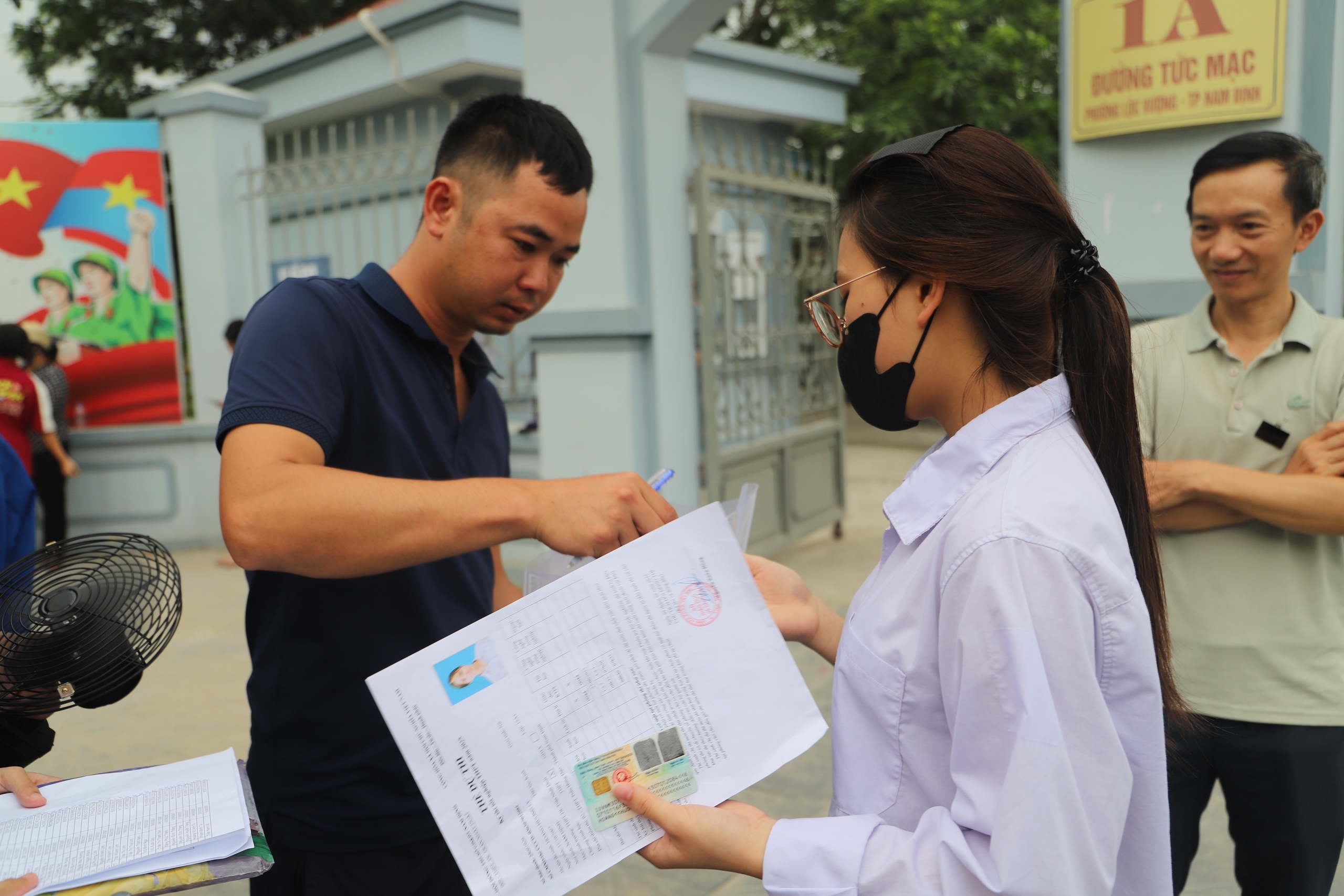 Absensi, mendobrak gembok demi ambil kartu identitas: Kisah tak terungkap tentang dedikasi guru di musim ujian kelulusan - Foto 3. Điểm danh từng em, phá khóa lấy CCCD: Chuyện chưa kể về sự tận tâm của thầy cô trong mùa thi tốt nghiệp- Ảnh 3.