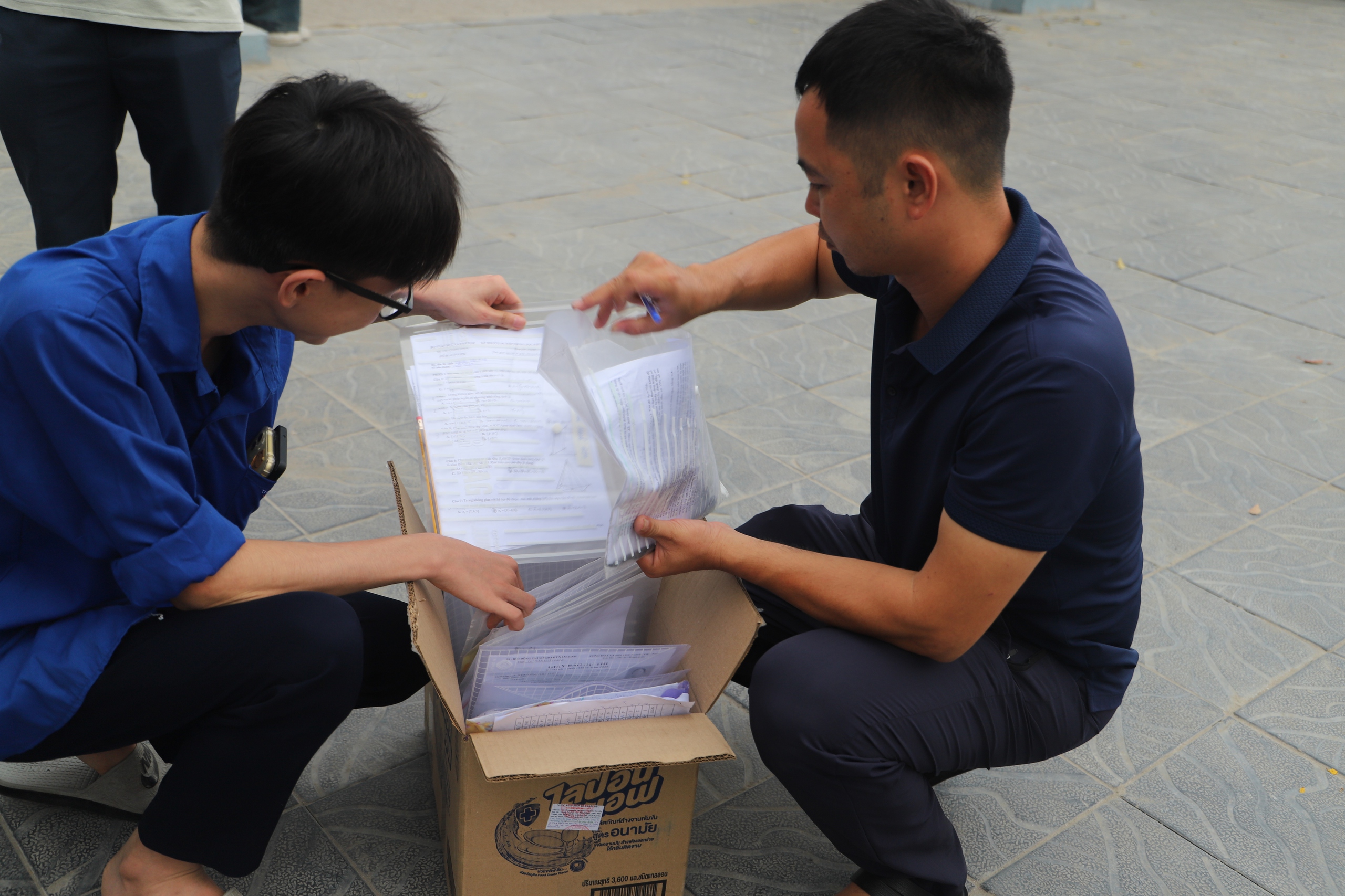 Absensi, mendobrak gembok demi ambil kartu identitas: Kisah tak terungkap tentang dedikasi guru di musim ujian kelulusan - Foto 4. Điểm danh từng em, phá khóa lấy CCCD: Chuyện chưa kể về sự tận tâm của thầy cô trong mùa thi tốt nghiệp- Ảnh 4.