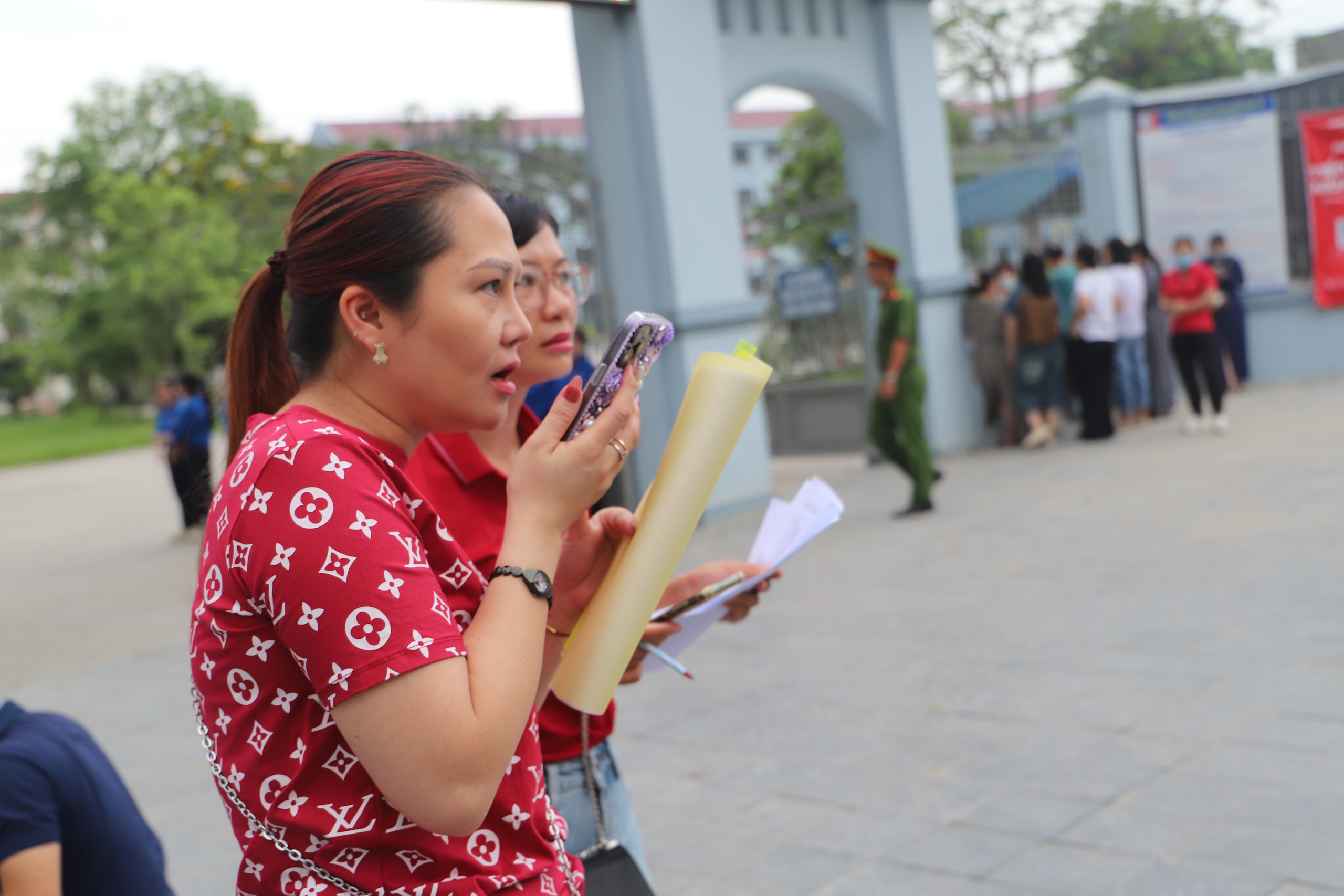 Absensi, mendobrak gembok demi ambil kartu identitas: Kisah tak terungkap tentang dedikasi guru di musim ujian kelulusan - Foto 5. Điểm danh từng em, phá khóa lấy CCCD: Chuyện chưa kể về sự tận tâm của thầy cô trong mùa thi tốt nghiệp- Ảnh 5.