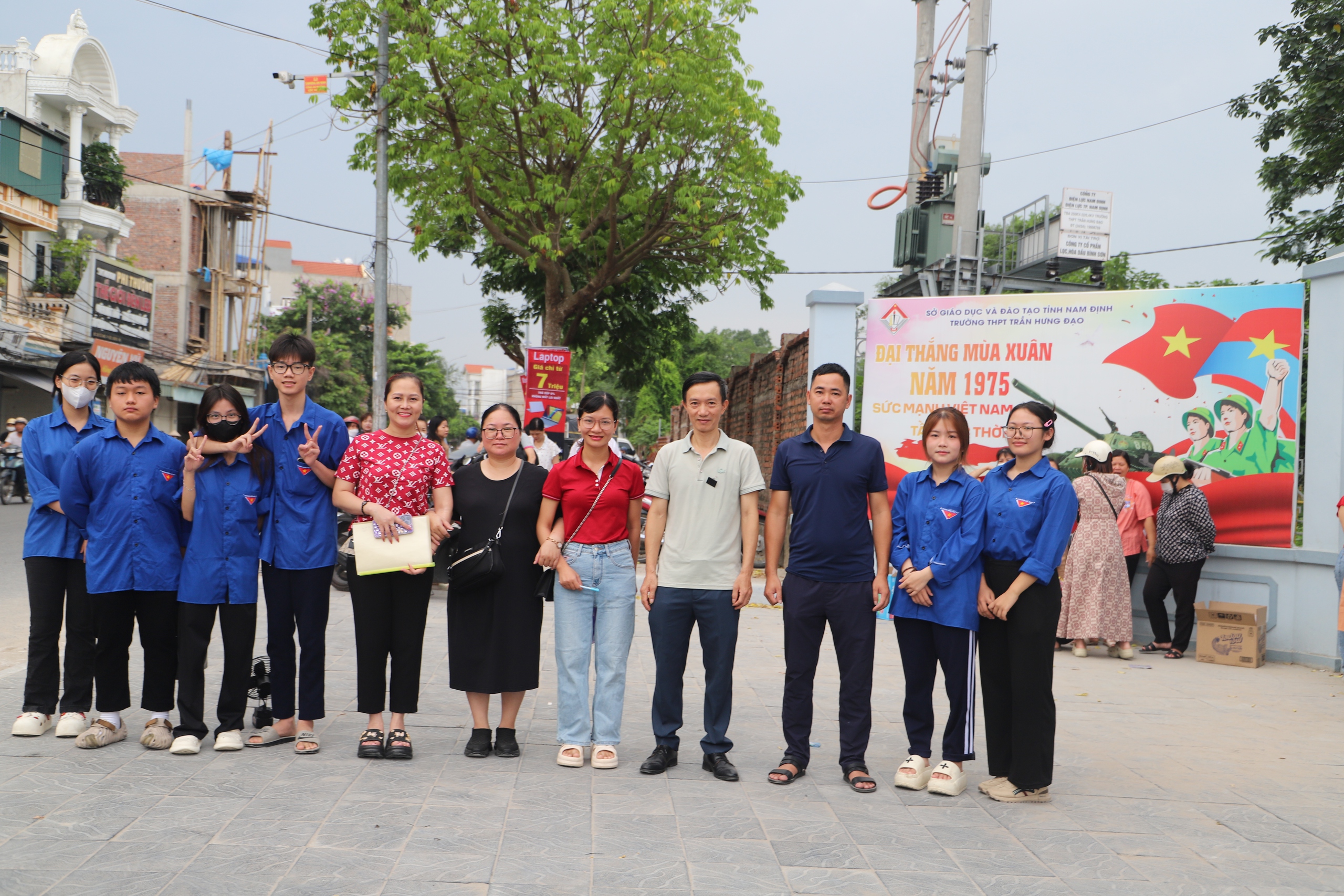 Absensi, mendobrak gembok demi ambil kartu identitas: Kisah tak terungkap tentang dedikasi guru di musim ujian kelulusan - Foto 6. Điểm danh từng em, phá khóa lấy CCCD: Chuyện chưa kể về sự tận tâm của thầy cô trong mùa thi tốt nghiệp- Ảnh 6.