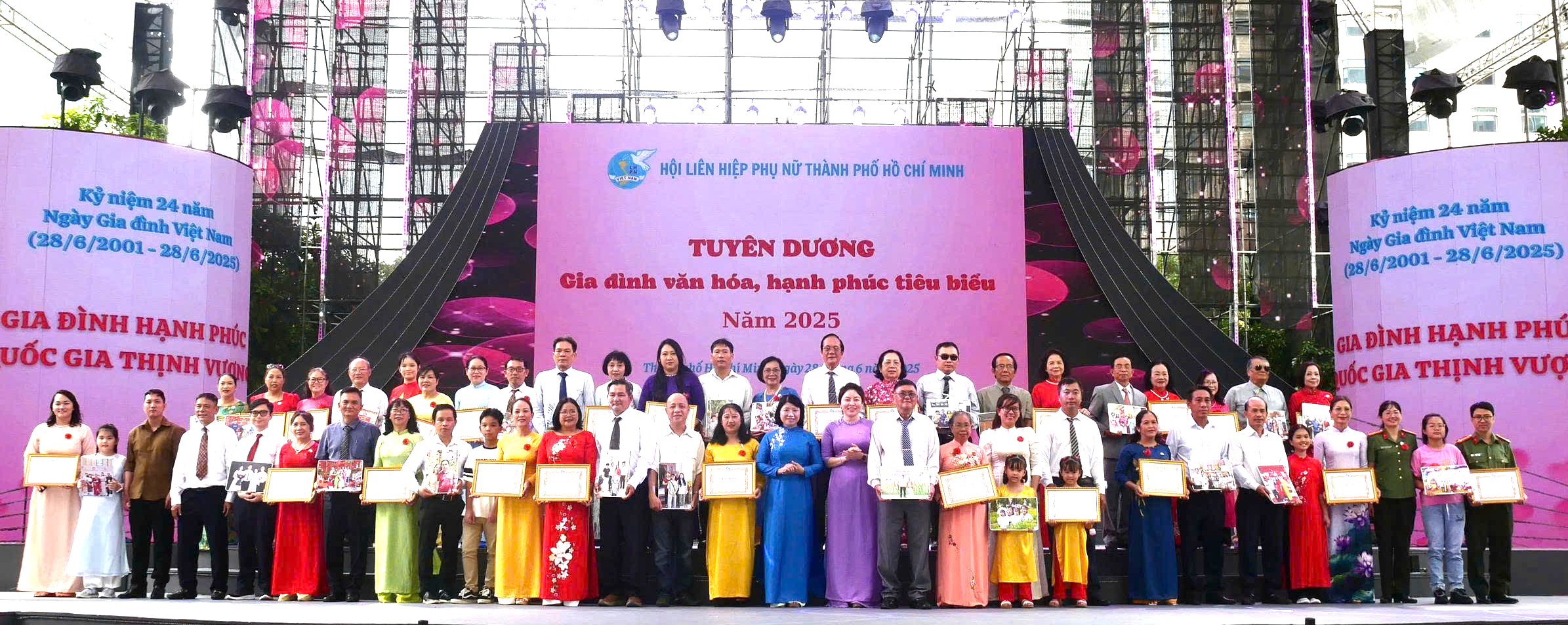 Hội LHPN TPHCM tuyên dương 26 gia đình tiêu biểu- Ảnh 2.