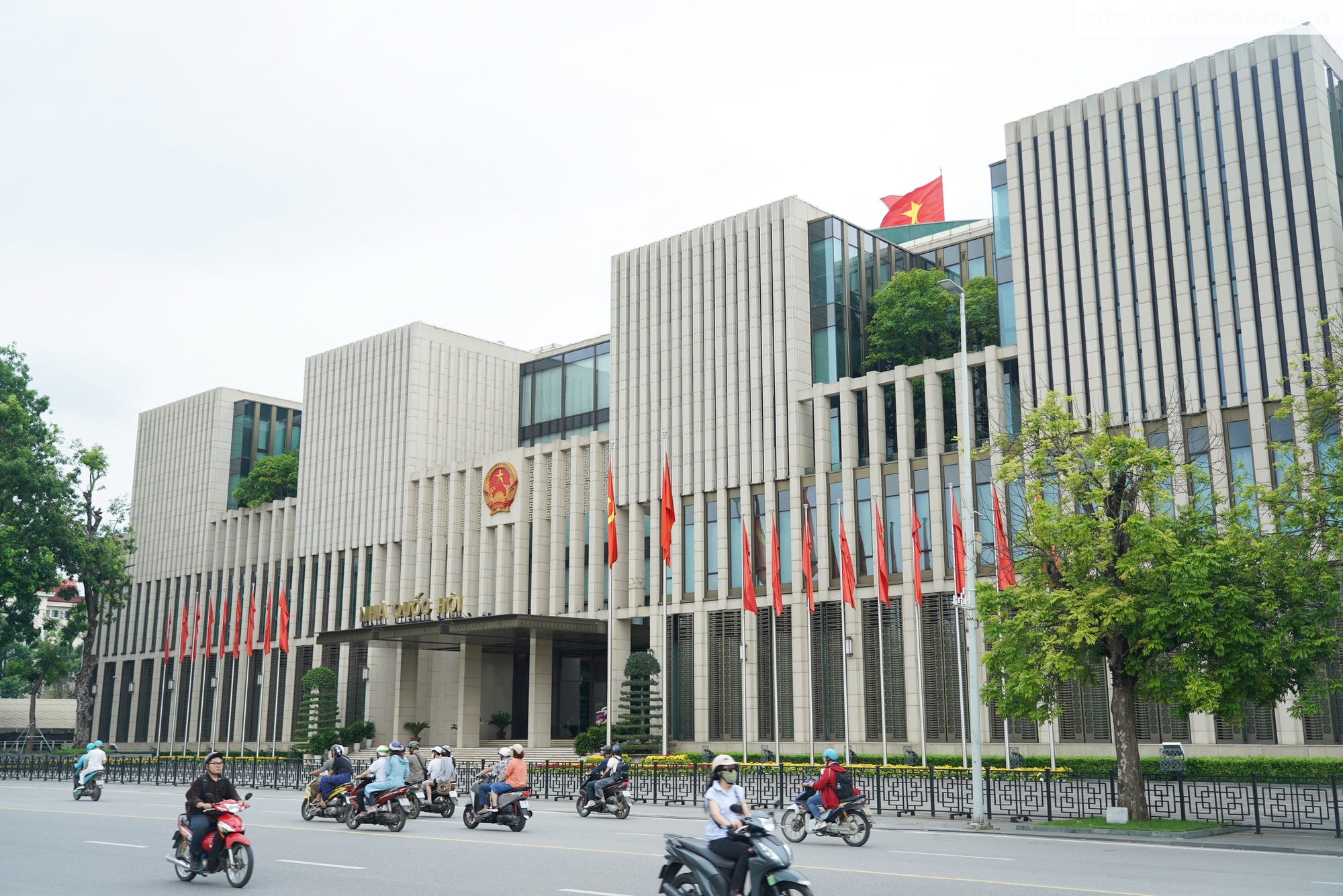 Phố phường Hà Nội nhộn nhịp cờ hoa chào mừng ngày chính thức vận hành chính quyền địa phương 2 cấp- Ảnh 1. Phố phường Hà Nội nhộn nhịp cờ hoa chào mừng ngày chính thức vận hành chính quyền địa phương 2 cấp- Ảnh 1.
