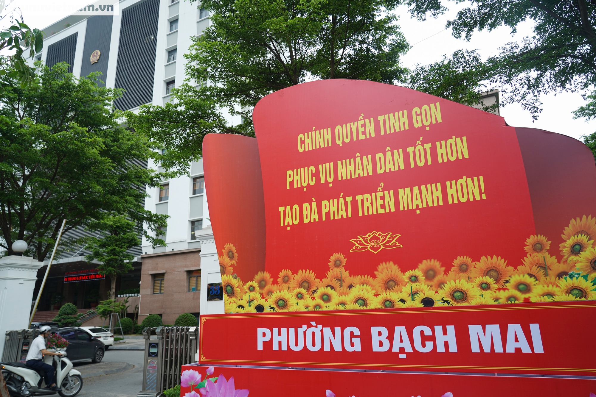 Phố phường Hà Nội nhộn nhịp cờ hoa chào mừng ngày chính thức vận hành chính quyền địa phương 2 cấp- Ảnh 2. Phố phường Hà Nội nhộn nhịp cờ hoa chào mừng ngày chính thức vận hành chính quyền địa phương 2 cấp- Ảnh 2.