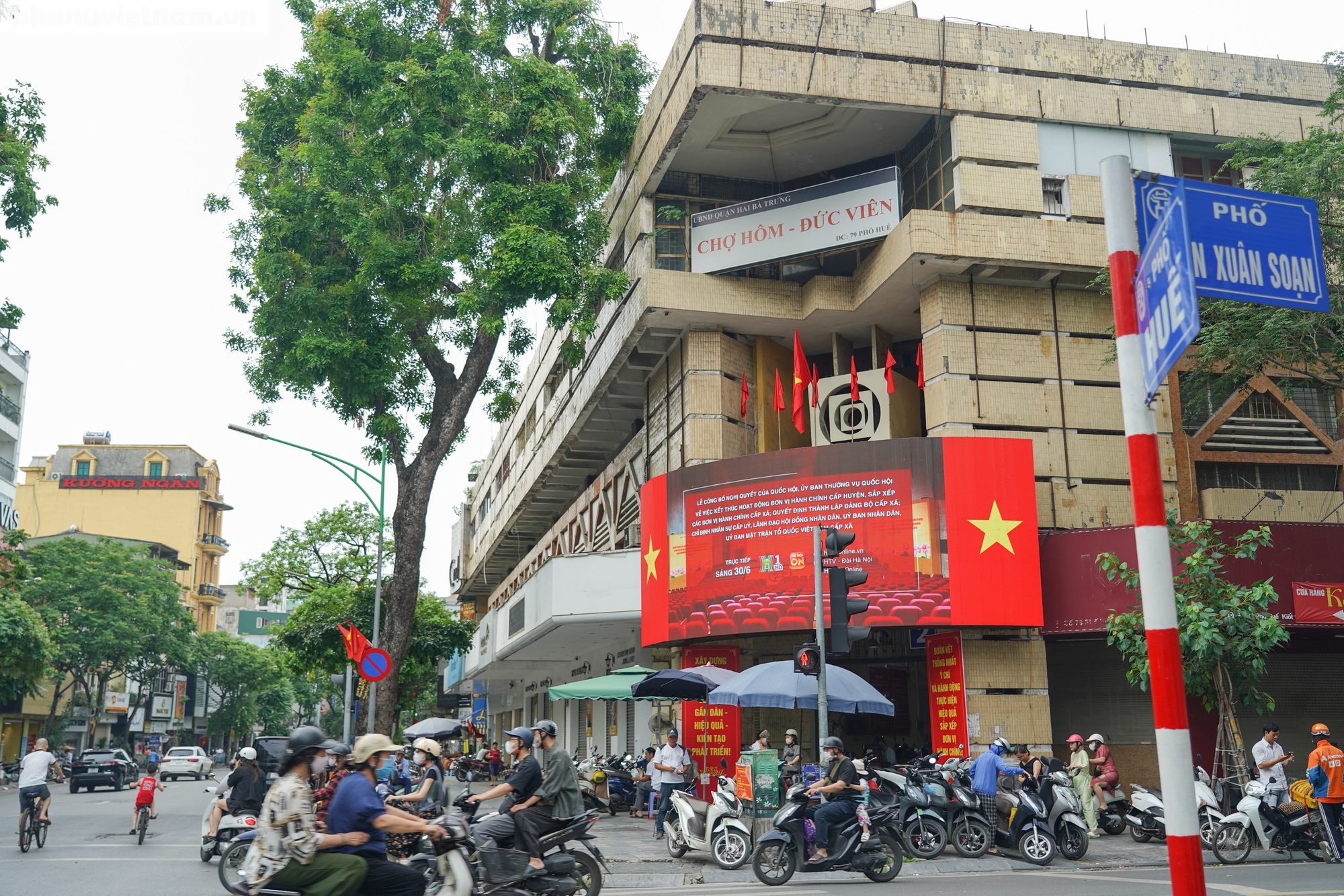 Phố phường Hà Nội nhộn nhịp cờ hoa chào mừng ngày chính thức vận hành chính quyền địa phương 2 cấp- Ảnh 3. Phố phường Hà Nội nhộn nhịp cờ hoa chào mừng ngày chính thức vận hành chính quyền địa phương 2 cấp- Ảnh 3.