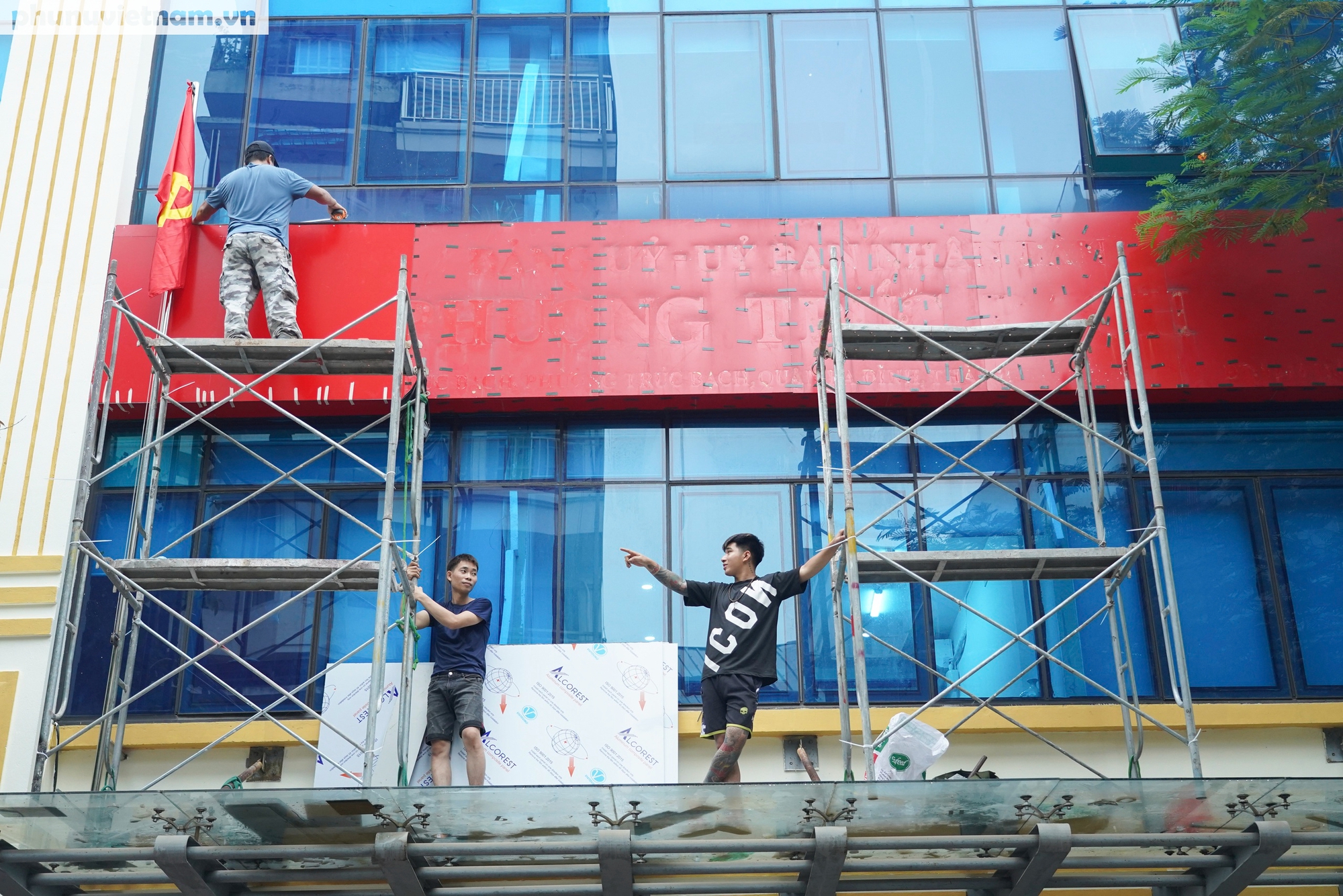 Phố phường Hà Nội nhộn nhịp cờ hoa chào mừng ngày chính thức vận hành chính quyền địa phương 2 cấp- Ảnh 4. Phố phường Hà Nội nhộn nhịp cờ hoa chào mừng ngày chính thức vận hành chính quyền địa phương 2 cấp- Ảnh 4.