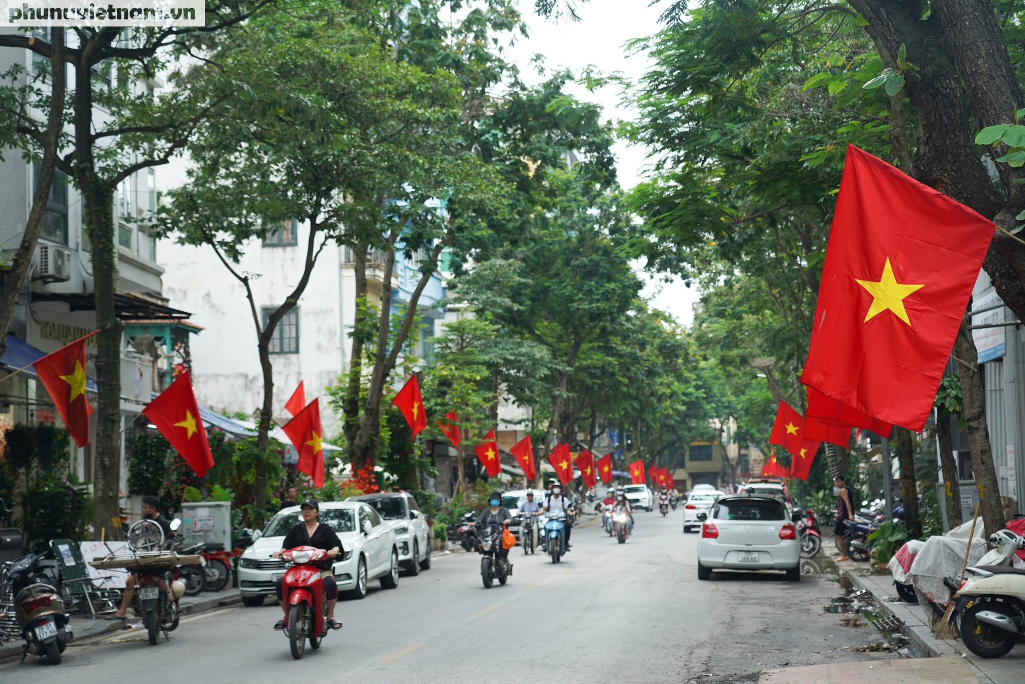 Phố phường Hà Nội nhộn nhịp cờ hoa chào mừng ngày chính thức vận hành chính quyền địa phương 2 cấp- Ảnh 5. Phố phường Hà Nội nhộn nhịp cờ hoa chào mừng ngày chính thức vận hành chính quyền địa phương 2 cấp- Ảnh 5.