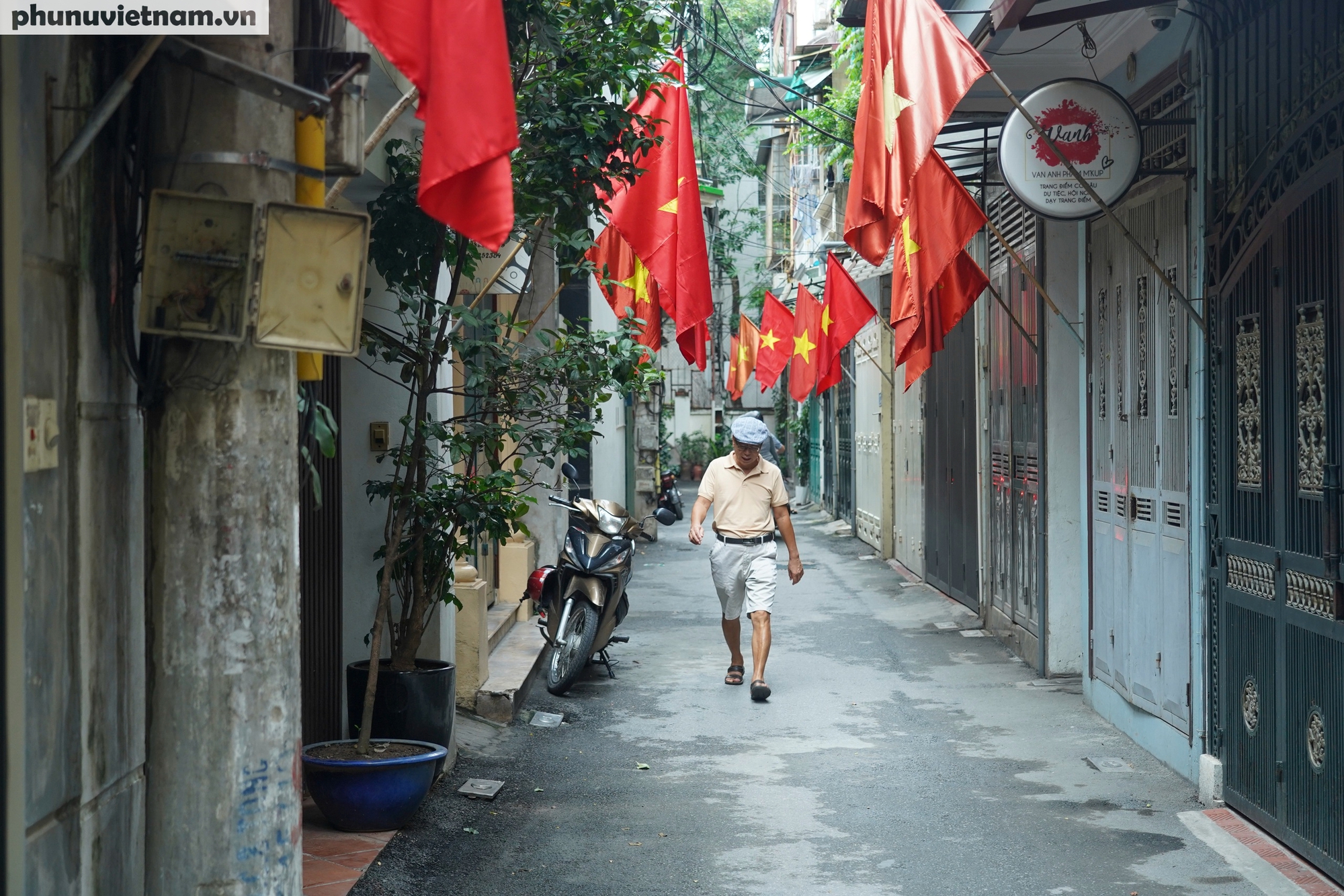 Phố phường Hà Nội nhộn nhịp cờ hoa chào mừng ngày chính thức vận hành chính quyền địa phương 2 cấp- Ảnh 8. Phố phường Hà Nội nhộn nhịp cờ hoa chào mừng ngày chính thức vận hành chính quyền địa phương 2 cấp- Ảnh 8.
