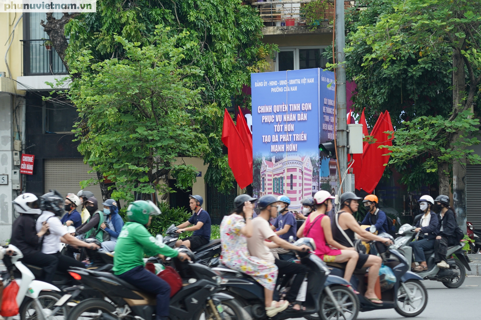 Phố phường Hà Nội nhộn nhịp cờ hoa chào mừng ngày chính thức vận hành chính quyền địa phương 2 cấp- Ảnh 9. Phố phường Hà Nội nhộn nhịp cờ hoa chào mừng ngày chính thức vận hành chính quyền địa phương 2 cấp- Ảnh 9.