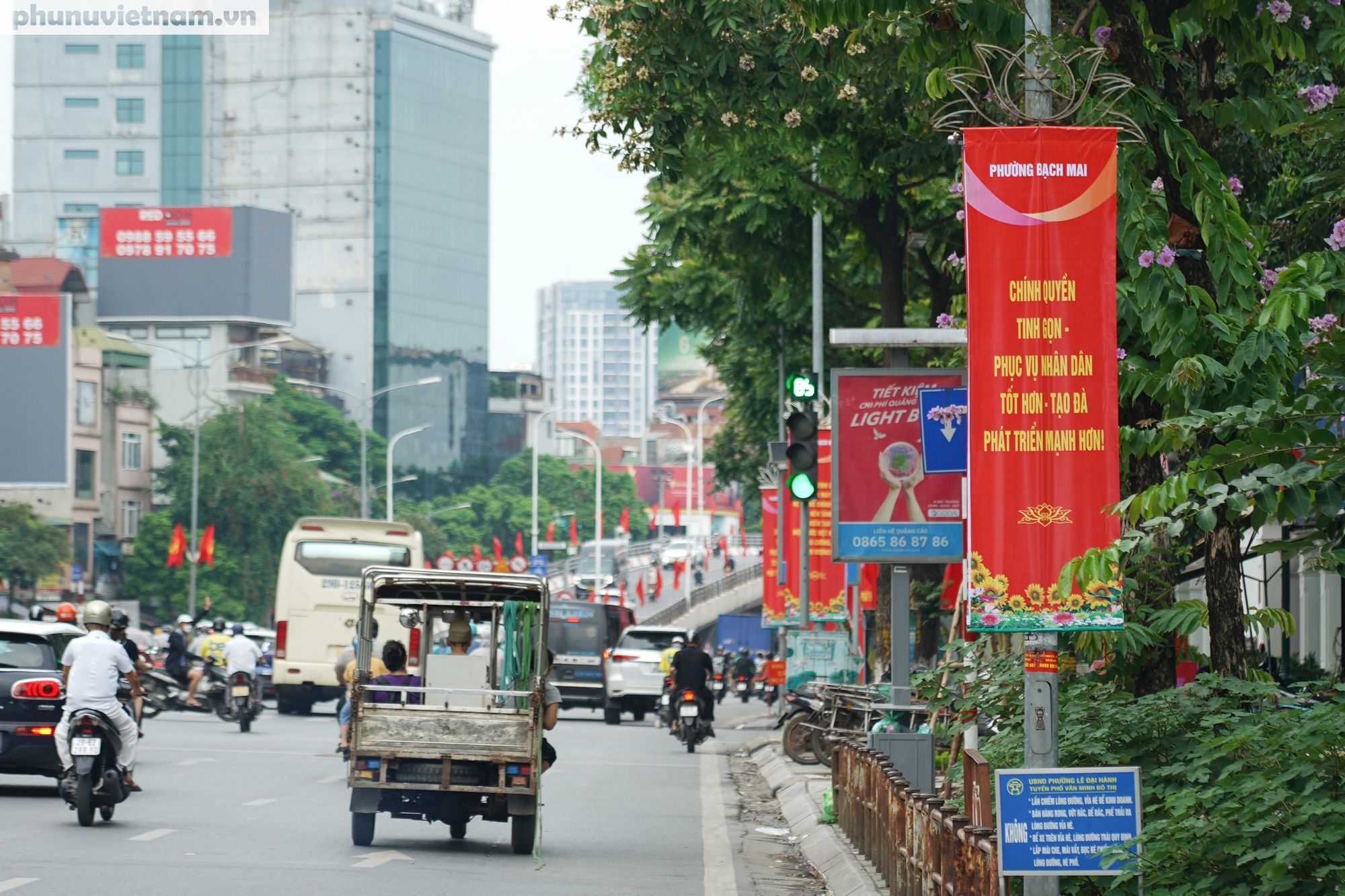 Phố phường Hà Nội nhộn nhịp cờ hoa chào mừng ngày chính thức vận hành chính quyền địa phương 2 cấp- Ảnh 15. Phố phường Hà Nội nhộn nhịp cờ hoa chào mừng ngày chính thức vận hành chính quyền địa phương 2 cấp- Ảnh 15.