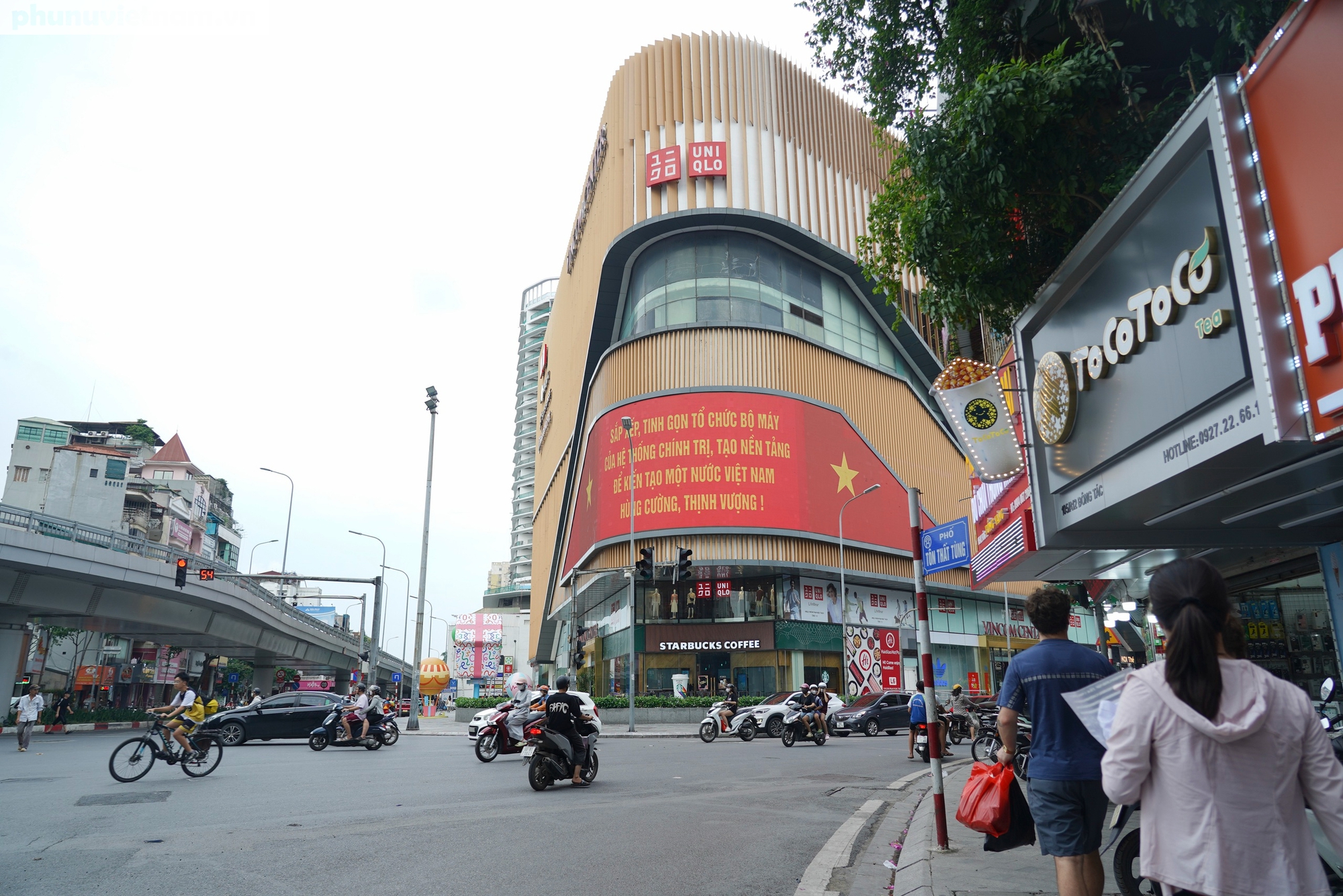 Phố phường Hà Nội nhộn nhịp cờ hoa chào mừng ngày chính thức vận hành chính quyền địa phương 2 cấp- Ảnh 16. Phố phường Hà Nội nhộn nhịp cờ hoa chào mừng ngày chính thức vận hành chính quyền địa phương 2 cấp- Ảnh 16.