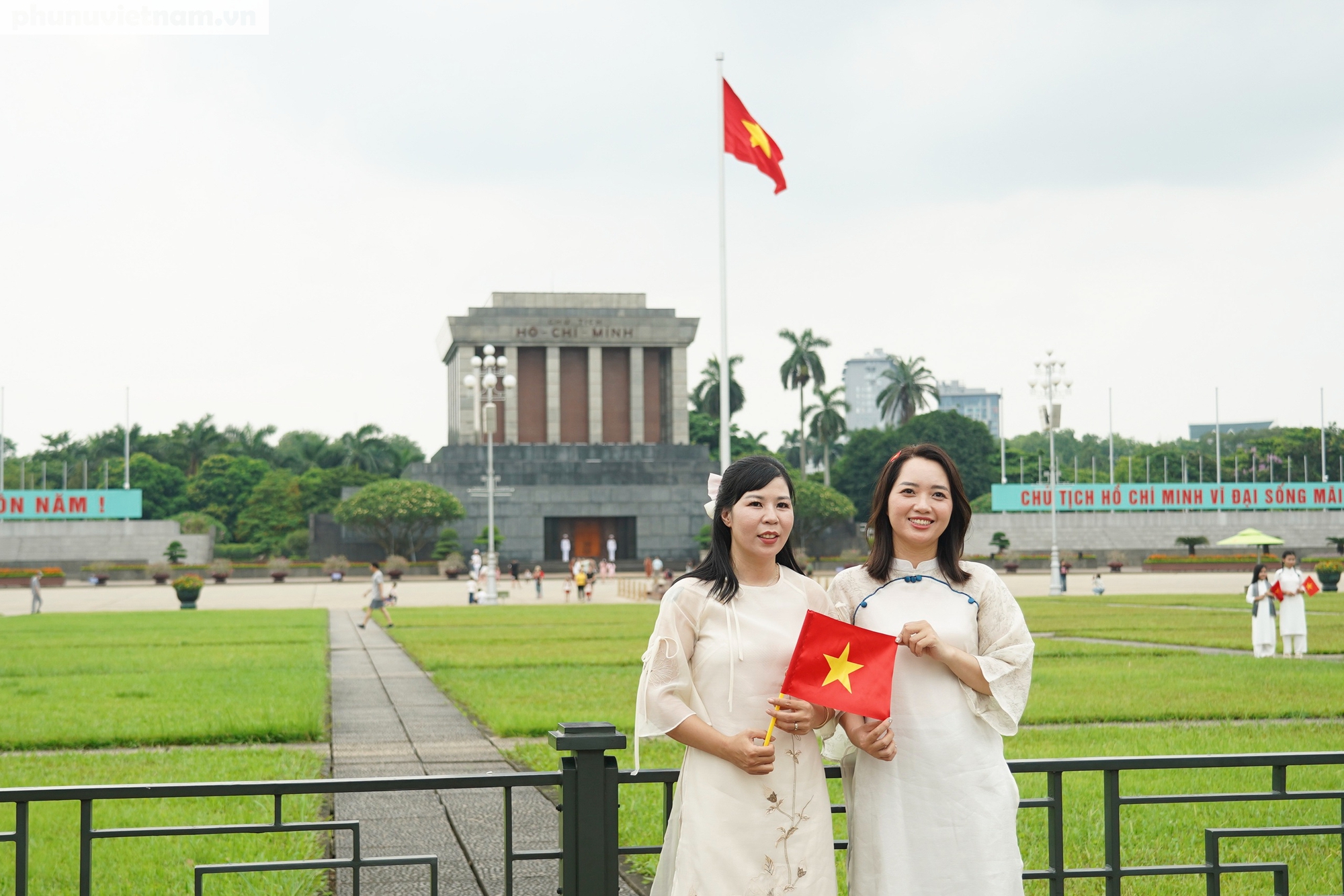 Phố phường Hà Nội nhộn nhịp cờ hoa chào mừng ngày chính thức vận hành chính quyền địa phương 2 cấp- Ảnh 18. Phố phường Hà Nội nhộn nhịp cờ hoa chào mừng ngày chính thức vận hành chính quyền địa phương 2 cấp- Ảnh 18.