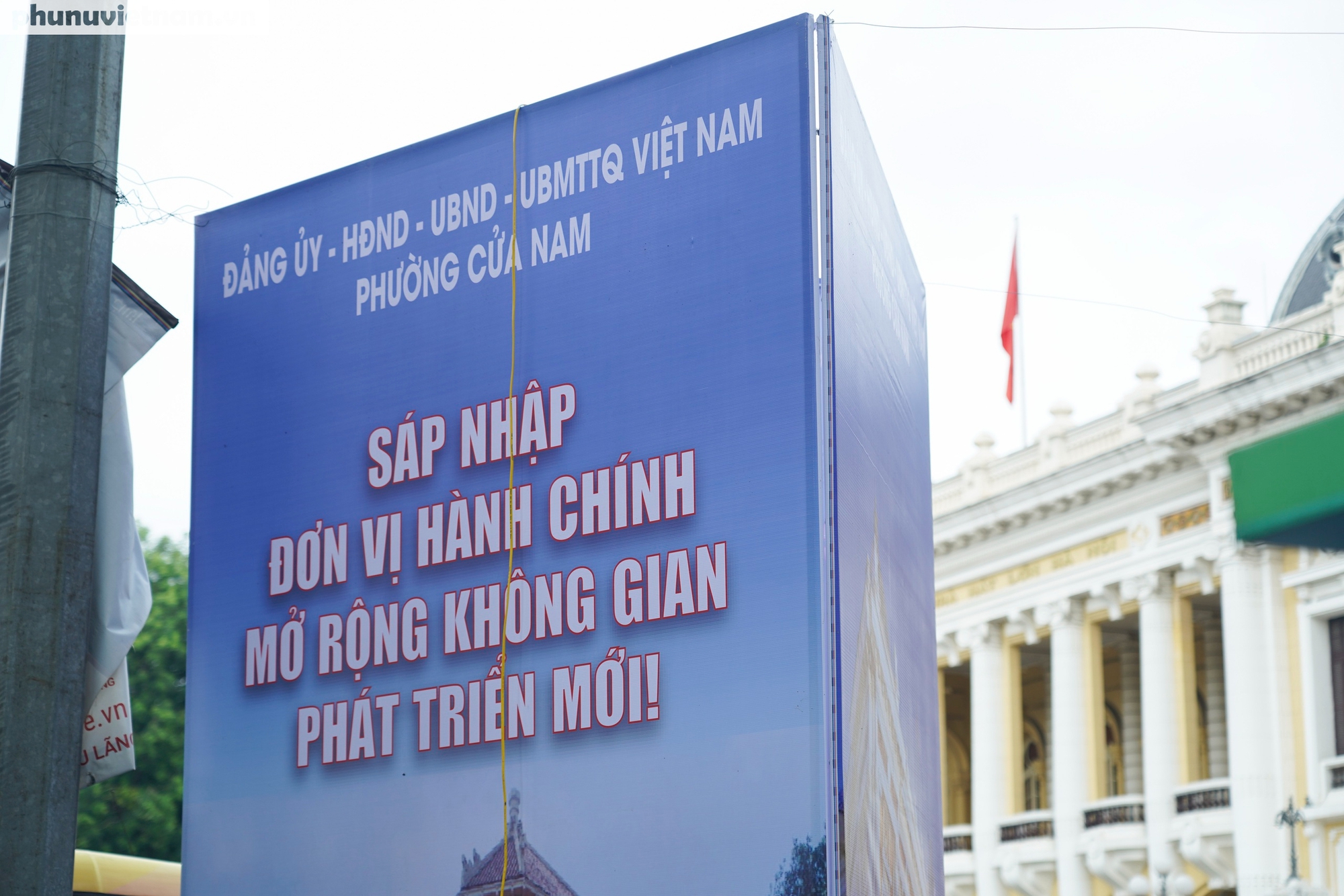 Phố phường Hà Nội nhộn nhịp cờ hoa chào mừng ngày chính thức vận hành chính quyền địa phương 2 cấp- Ảnh 26. Phố phường Hà Nội nhộn nhịp cờ hoa chào mừng ngày chính thức vận hành chính quyền địa phương 2 cấp- Ảnh 26.
