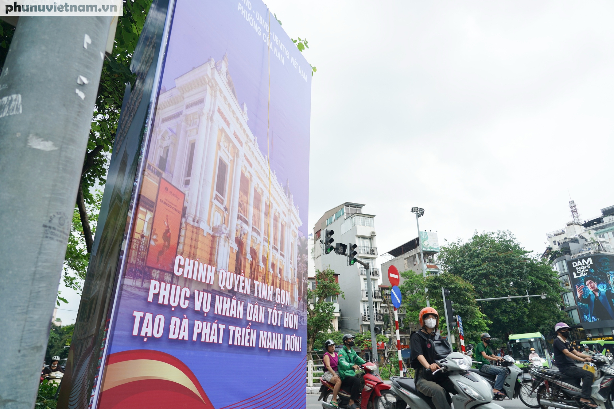 Phố phường Hà Nội nhộn nhịp cờ hoa chào mừng ngày chính thức vận hành chính quyền địa phương 2 cấp- Ảnh 27. Phố phường Hà Nội nhộn nhịp cờ hoa chào mừng ngày chính thức vận hành chính quyền địa phương 2 cấp- Ảnh 27.