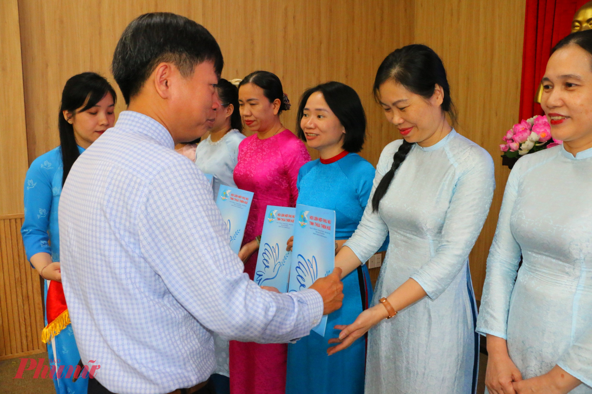Hội LHPN TP Huế trao quyết định chỉ định chức danh cho 40 chủ tịch Hội xã, phường- Ảnh 2. Hội LHPN TP Huế trao quyết định chỉ định chức danh cho 40 chủ tịch Hội xã, phường- Ảnh 2.