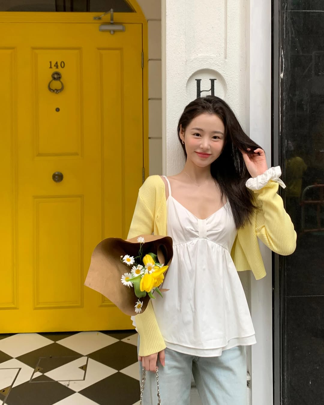 4 kiểu "áo chống nắng" sành điệu phụ nữ Hàn chăm diện nhất- Ảnh 3. 4 kiểu "áo chống nắng" sành điệu phụ nữ Hàn chăm diện nhất- Ảnh 3.