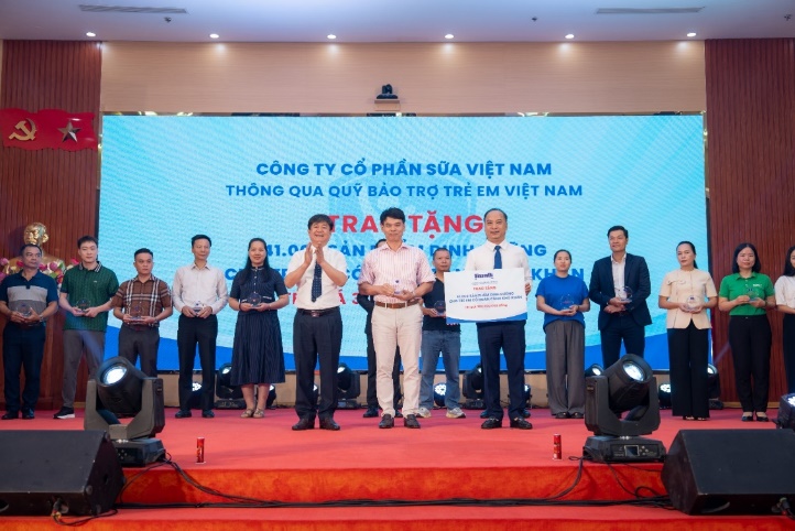 Gần 70.000 hộp sữa được trao tặng cho trẻ em khó khăn, khởi đầu 'Tháng của trẻ em' đầy ý nghĩa- Ảnh 1.