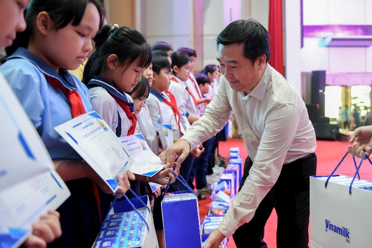 Gần 70.000 hộp sữa được trao tặng cho trẻ em khó khăn, khởi đầu 'Tháng của trẻ em' đầy ý nghĩa- Ảnh 3.
