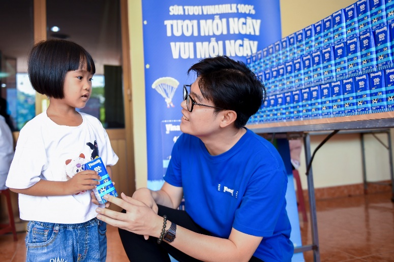 Gần 70.000 hộp sữa được trao tặng cho trẻ em khó khăn, khởi đầu 'Tháng của trẻ em' đầy ý nghĩa- Ảnh 5.