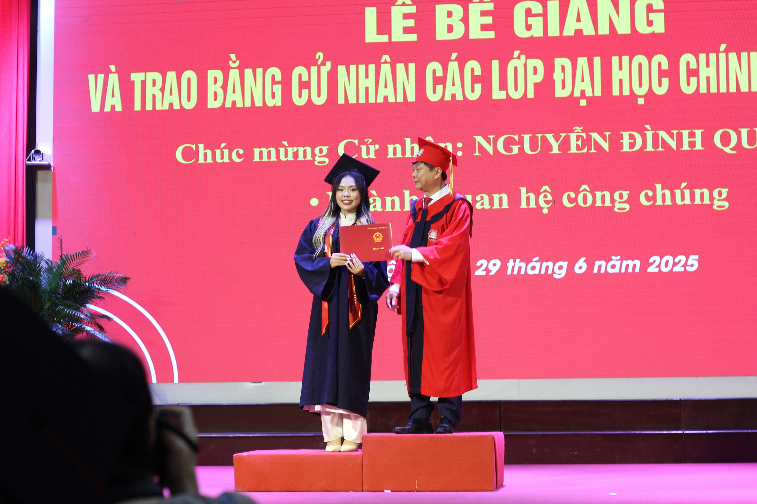 Akademi Jurnalisme dan Komunikasi memberikan ijazah kepada 1.800 siswa - Foto 1. Học viện Báo chí và Tuyên truyền trao bằng tốt nghiệp cho 1.800 sinh viên - Ảnh 1.