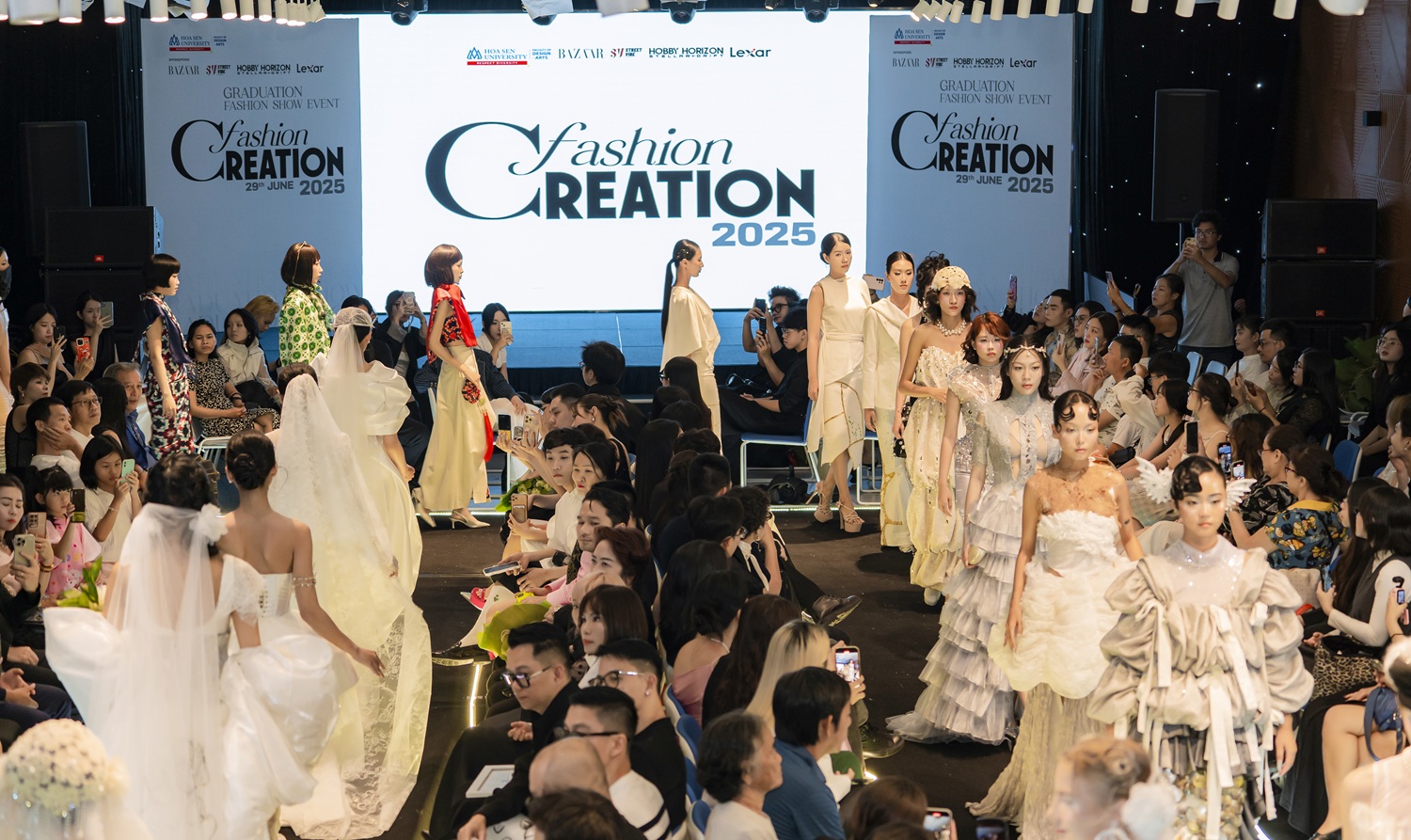 "Sài Gòn Shock" đoạt giải Quán quân HSU Fashion Creation 2025- Ảnh 2. "Sài Gòn Shock" đoạt giải Quán quân HSU Fashion Creation 2025- Ảnh 2.