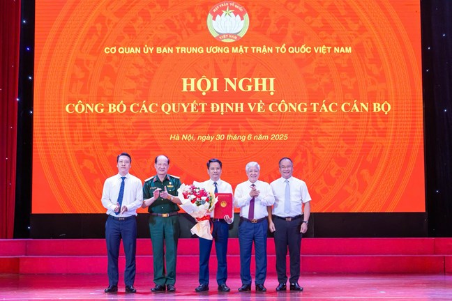 Công bố Quyết định thành lập 19 Ban, đơn vị Cơ quan Ủy ban Trung ương MTTQ Việt Nam- Ảnh 17. Công bố Quyết định thành lập 19 Ban, đơn vị Cơ quan Ủy ban Trung ương MTTQ Việt Nam- Ảnh 17.