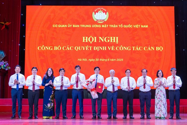 Công bố Quyết định thành lập 19 Ban, đơn vị Cơ quan Ủy ban Trung ương MTTQ Việt Nam- Ảnh 15. Công bố Quyết định thành lập 19 Ban, đơn vị Cơ quan Ủy ban Trung ương MTTQ Việt Nam- Ảnh 15.