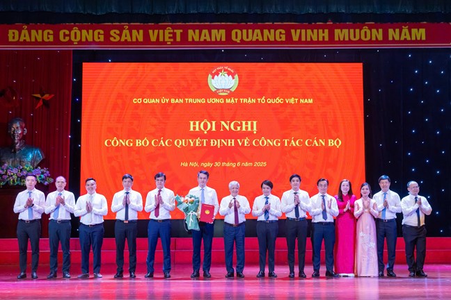 Công bố Quyết định thành lập 19 Ban, đơn vị Cơ quan Ủy ban Trung ương MTTQ Việt Nam- Ảnh 16. Công bố Quyết định thành lập 19 Ban, đơn vị Cơ quan Ủy ban Trung ương MTTQ Việt Nam- Ảnh 16.