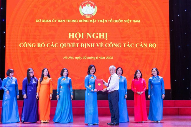 Công bố Quyết định thành lập 19 Ban, đơn vị Cơ quan Ủy ban Trung ương MTTQ Việt Nam- Ảnh 13. Công bố Quyết định thành lập 19 Ban, đơn vị Cơ quan Ủy ban Trung ương MTTQ Việt Nam- Ảnh 13.