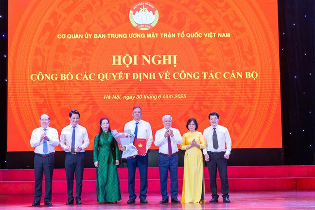Công bố Quyết định thành lập 19 Ban, đơn vị Cơ quan Ủy ban Trung ương MTTQ Việt Nam- Ảnh 11. Công bố Quyết định thành lập 19 Ban, đơn vị Cơ quan Ủy ban Trung ương MTTQ Việt Nam- Ảnh 11.