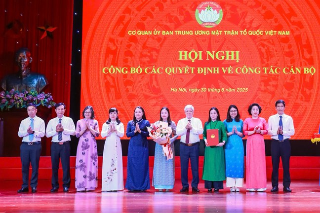 Công bố Quyết định thành lập 19 Ban, đơn vị Cơ quan Ủy ban Trung ương MTTQ Việt Nam- Ảnh 4. Công bố Quyết định thành lập 19 Ban, đơn vị Cơ quan Ủy ban Trung ương MTTQ Việt Nam- Ảnh 4.