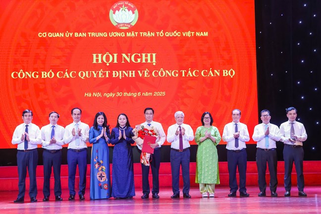 Công bố Quyết định thành lập 19 Ban, đơn vị Cơ quan Ủy ban Trung ương MTTQ Việt Nam- Ảnh 6. Công bố Quyết định thành lập 19 Ban, đơn vị Cơ quan Ủy ban Trung ương MTTQ Việt Nam- Ảnh 6.