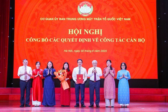 Công bố Quyết định thành lập 19 Ban, đơn vị Cơ quan Ủy ban Trung ương MTTQ Việt Nam- Ảnh 12. Công bố Quyết định thành lập 19 Ban, đơn vị Cơ quan Ủy ban Trung ương MTTQ Việt Nam- Ảnh 12.