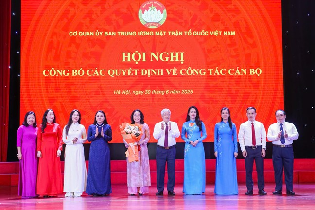 Công bố Quyết định thành lập 19 Ban, đơn vị Cơ quan Ủy ban Trung ương MTTQ Việt Nam- Ảnh 7. Công bố Quyết định thành lập 19 Ban, đơn vị Cơ quan Ủy ban Trung ương MTTQ Việt Nam- Ảnh 7.