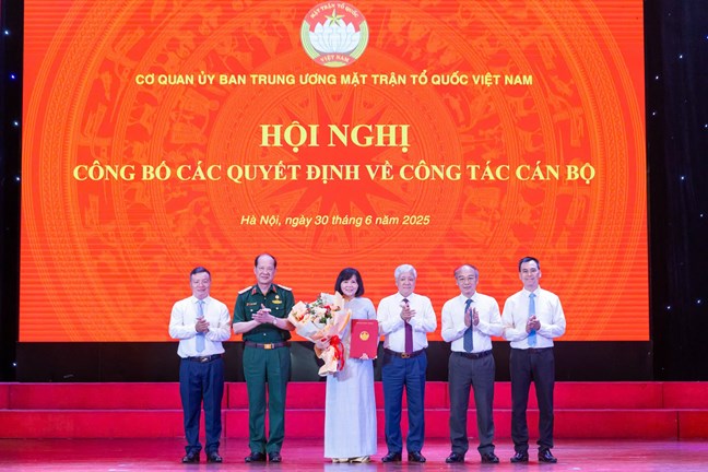Công bố Quyết định thành lập 19 Ban, đơn vị Cơ quan Ủy ban Trung ương MTTQ Việt Nam- Ảnh 14. Công bố Quyết định thành lập 19 Ban, đơn vị Cơ quan Ủy ban Trung ương MTTQ Việt Nam- Ảnh 14.