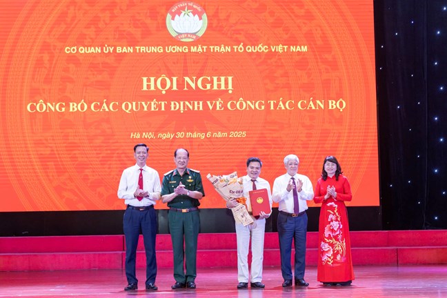 Công bố Quyết định thành lập 19 Ban, đơn vị Cơ quan Ủy ban Trung ương MTTQ Việt Nam- Ảnh 20. Công bố Quyết định thành lập 19 Ban, đơn vị Cơ quan Ủy ban Trung ương MTTQ Việt Nam- Ảnh 20.