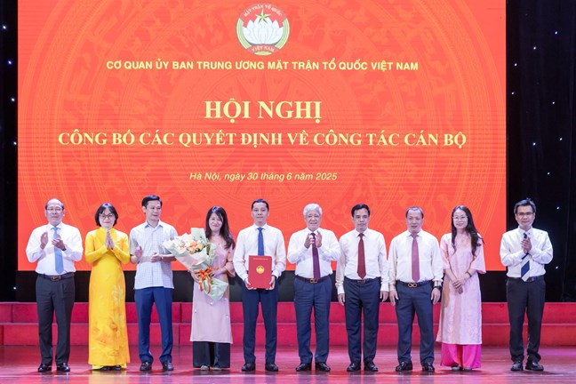 Công bố Quyết định thành lập 19 Ban, đơn vị Cơ quan Ủy ban Trung ương MTTQ Việt Nam- Ảnh 10. Công bố Quyết định thành lập 19 Ban, đơn vị Cơ quan Ủy ban Trung ương MTTQ Việt Nam- Ảnh 10.