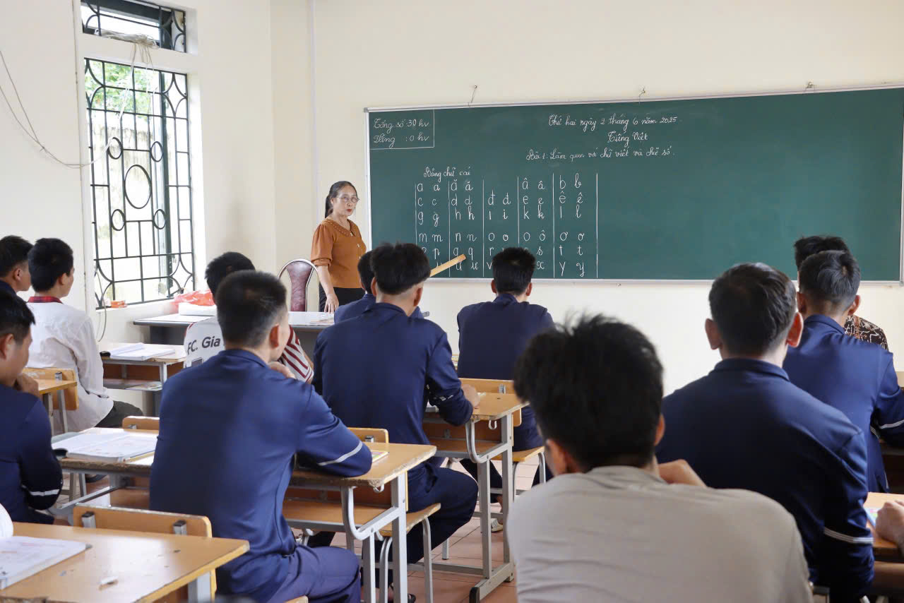 កន្លែងដែលអក្ខរកម្មក្លាយជាស្ពានសម្រាប់ការធ្វើសមាហរណកម្មឡើងវិញទៅក្នុងសហគមន៍ - រូបថតទី 1។ Nơi con chữ trở thành nhịp cầu tái hòa nhập cộng đồng- Ảnh 1.