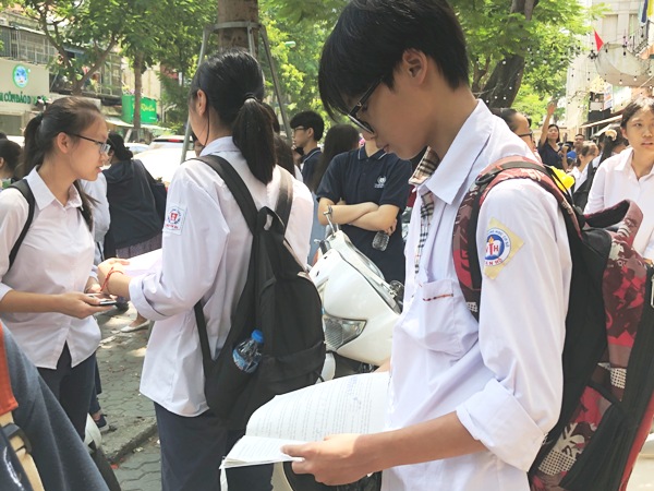 Tuyển sinh lớp 10: Hàng trăm nghìn phụ huynh căng thẳng cùng con- Ảnh 2. Tuyển sinh lớp 10: Hàng trăm nghìn phụ huynh căng thẳng cùng con- Ảnh 2.
