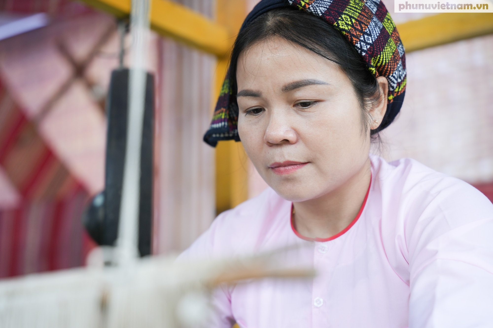 Từ khung cửi đến livestream, người phụ nữ Thái gìn giữ văn hóa và lan tỏa tri thức số- Ảnh 1. Từ khung cửi đến livestream, người phụ nữ Thái gìn giữ văn hóa và lan tỏa tri thức số- Ảnh 1.