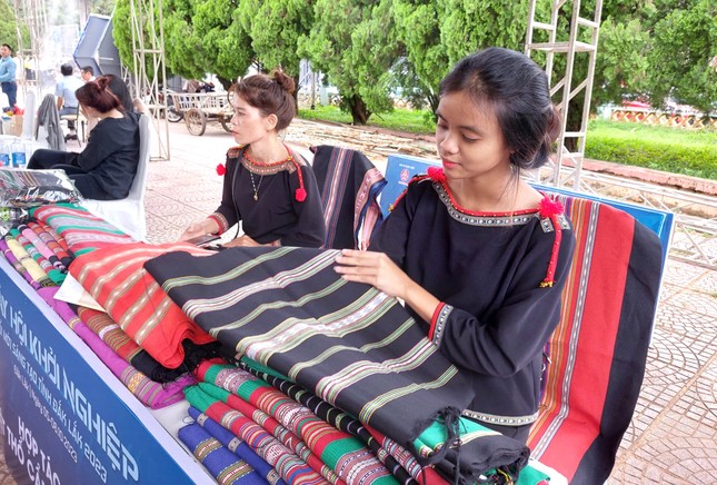 Thanh niên dân tộc thiểu số từng bước gỡ bỏ những nút thắt cổ hủ- Ảnh 3. Thanh niên dân tộc thiểu số từng bước gỡ bỏ những nút thắt cổ hủ- Ảnh 3.
